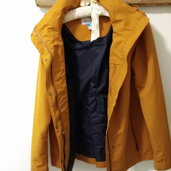 Columbia Omni-tech raincoat. Medium.  Orange/yellow/gold colour. - Picture 5 of 7